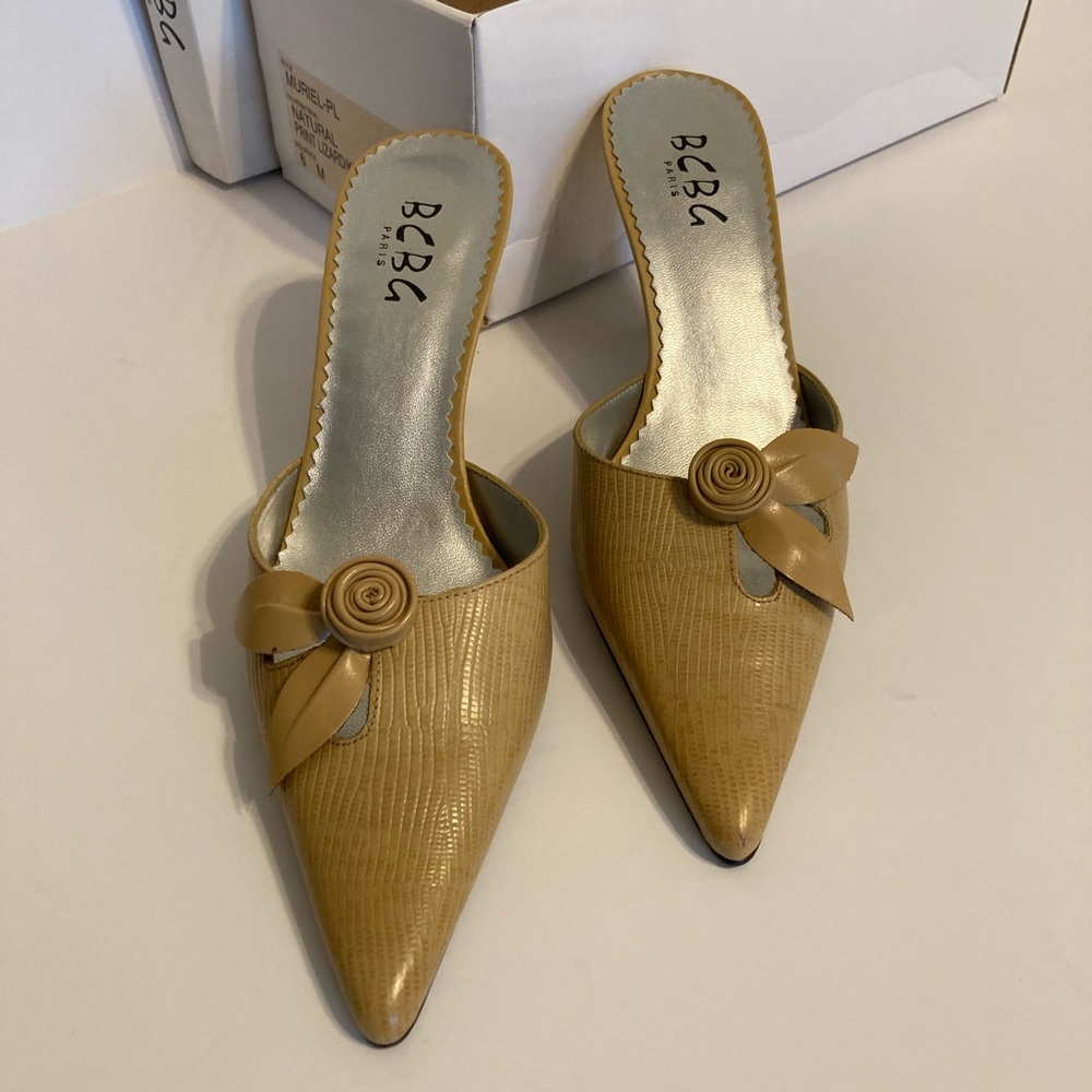 Beautiful BCBG pointed toe Mule pumps in New condition size 6 medium plus hose!
